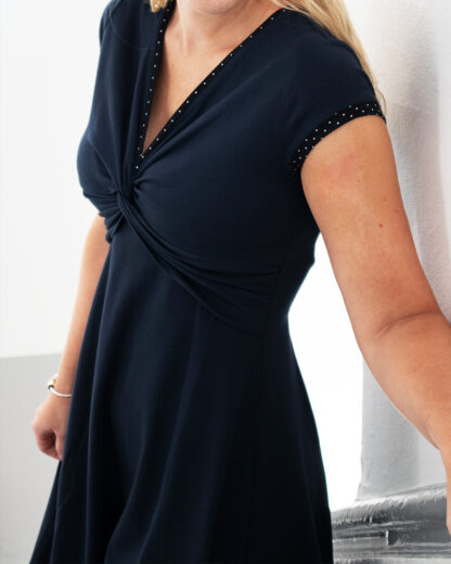 PreLoved Twist - Navy jersey kjole med prikket kant - Image 3