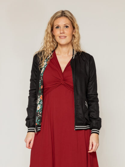 Frederikke med roser | Vendbar jakke sort/hvid rib
