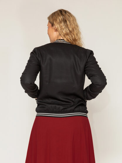 Frederikke med roser | Vendbar jakke sort/hvid rib - Image 15