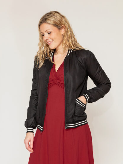 Frederikke med roser | Vendbar jakke sort/hvid rib - Image 4