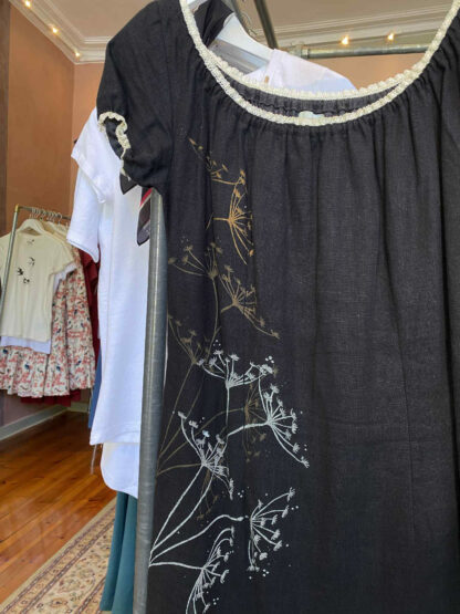 Pre-loved: Carmen hørkjole - Sort med Guld/hvid print - Image 3
