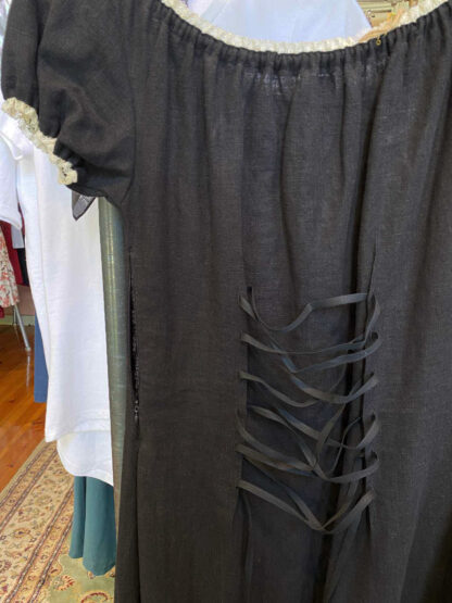 Pre-loved: Carmen hørkjole - Sort med Guld/hvid print - Image 9