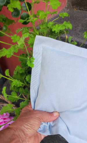 Sea Blue Chambray sengetøj i økologisk bomuld, minipude på trappen